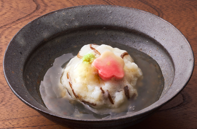 甘鯛をすりおろした蕪でふんわり包み、出汁あんを合わせたかぶら蒸し。紅白の麩と山葵を添えた上品な和食椀物
